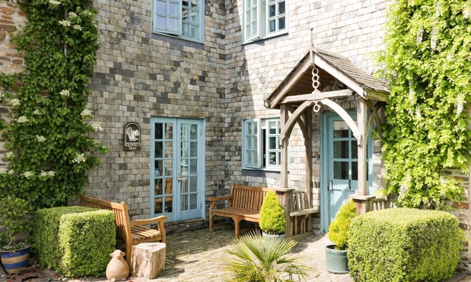 Gorran Cottage | SQUIRRELS DRAY, pet friendly, with hot tub in Gorran Haven