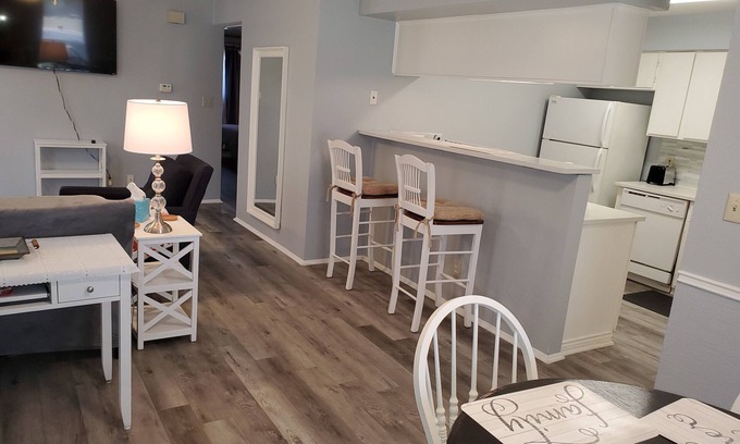 Austin House | St. Amant Place with 2 BR 1.5 BA Free Private Parking Pet Stays for Free !