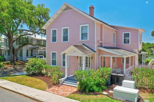 Downtown Historic District Villa | St Augustine "Pink House" Sleep 12, 6 Bd, 3Bth, Steps to Historic St Augustine Center & All Tourist Attractions, Restaurants, Cafes, Backyard, Porch