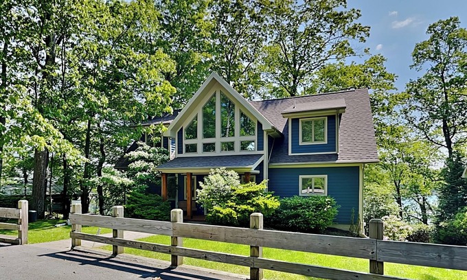 Crellin House | St. Bart's Retreat | Pet Friendly, Lakefront Home!