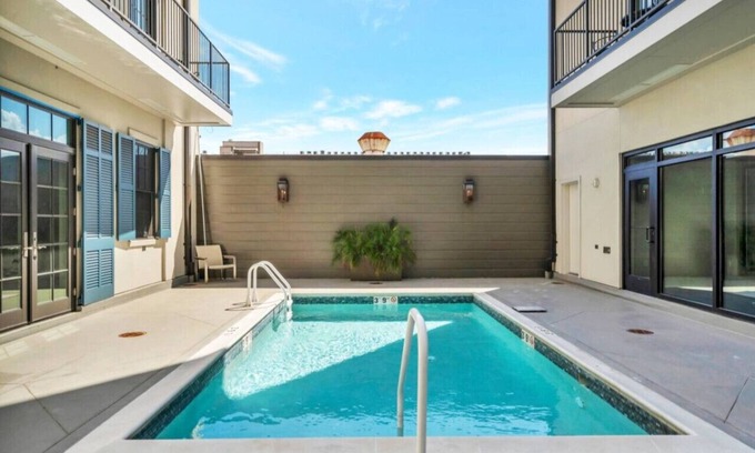 Central Business District Apartment | St Charles Ave Condo | Streetcars, Parking, Pool!