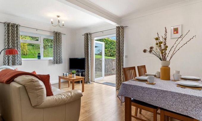Wiseman's Bridge Apartment | St Helens Apartment 2 - Short Walk to Beach