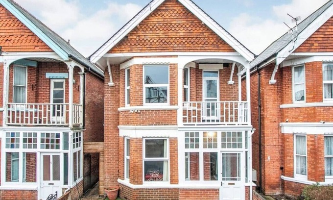 Boscombe House | St Marys-sleeps 8-12 people, 58”TV, Netflix/Prime