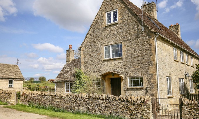 Filkins Cottage | STABLE COTTAGE, pet friendly, character holiday cottage in Filkins