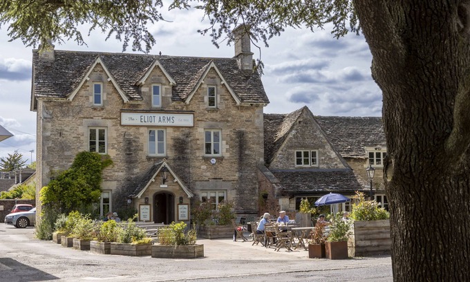 Cirencester Cottage | Stable Cottage, set within tranquil grounds is a delightful property is the ideal family retreat.