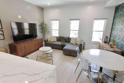 Logan Circle Apartment | Stairway to Heaven - Parking