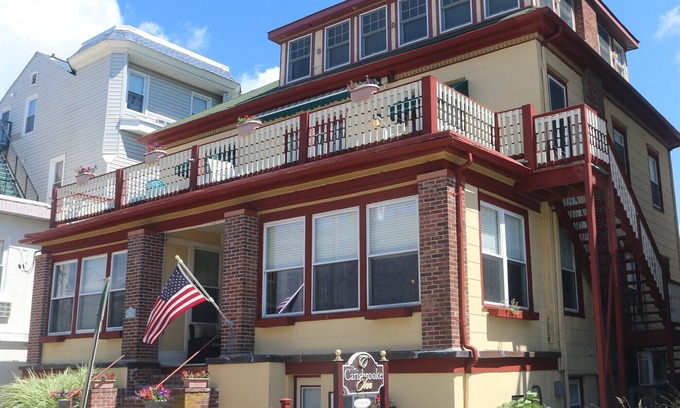 Ventnor City Bed & Breakfast | Standard King Room 300 feet from the boardwalk and beach with parking and full breakfast