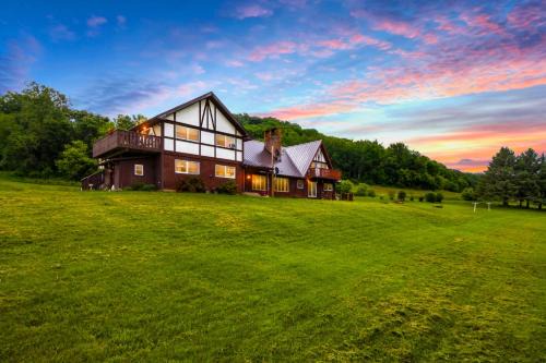 Fountain City Apartment | Star Hawk Springs Chateaux - Large 6 Bdrm Retreat