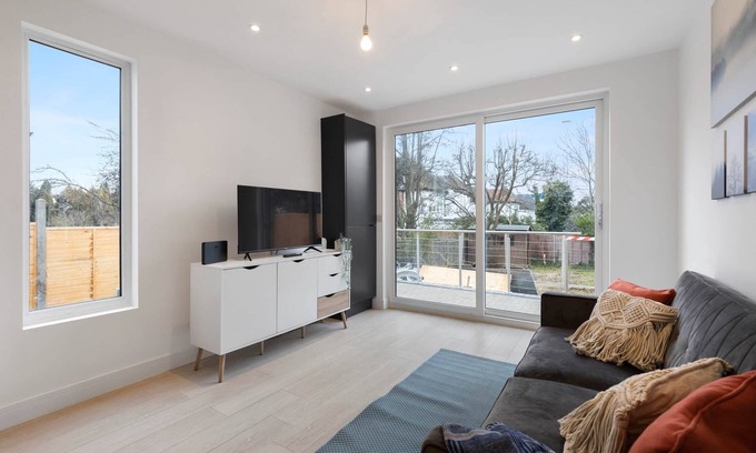 West Hendon Apartment | Star London Station Road 3-Bed Oasis with Garden