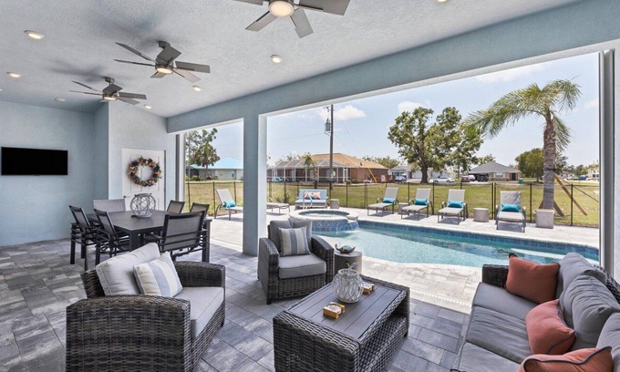 Punta Gorda House | Starfish Retreat Private Spa Pool Home Burnt Store Village Dog Friendly!