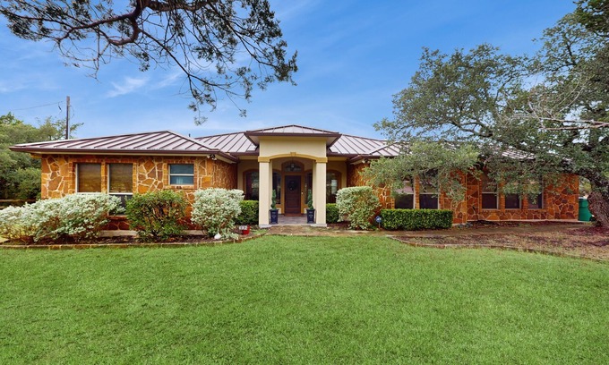 Dripping Springs House | Stargazers' dream home on 1.5 acres w/telescope-near wineries-Dogs ok