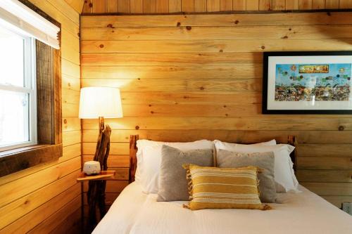 Rogers House | "Stars Hollow" Cozy Mini-Cabin in Muir Valley -RRG