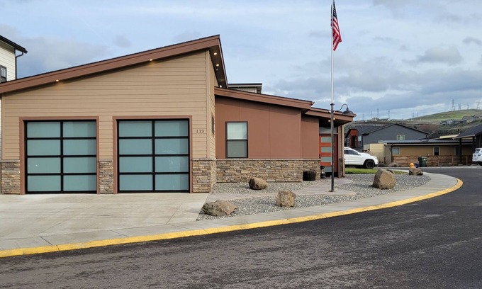 The Dalles House | Station 19 is a charming new 3-bedroom home with AC and WiFi in The Dalles