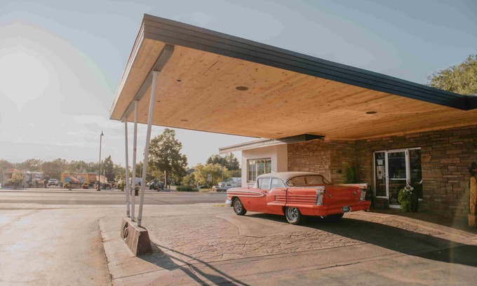 Bozeman Hotel | Stay at a 1950s Classic Motel in Bozeman
