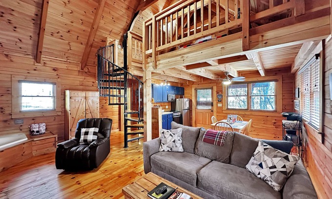 Pine Mountain Valley Cabin | Stay at The Deer and visit Callaway's Pumpkins and Fantasy in Lights!