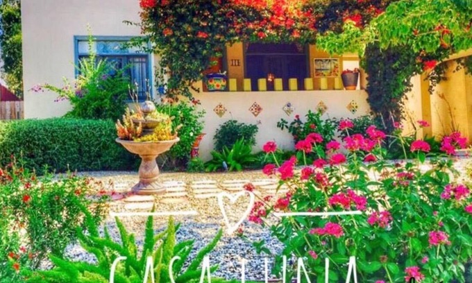 Altadena House | Stay in LA LA Land at Captivating Casa Luna