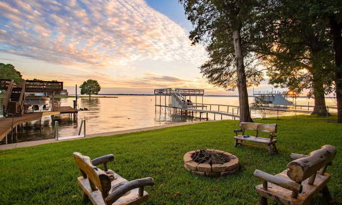 Enchanted Oaks House | Stay. Play. Relax. Your perfect lake escape!