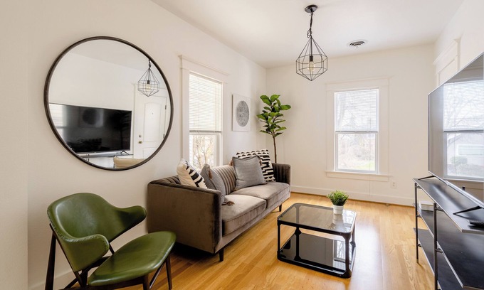 Overlook Apartment | Stay Portland Collection-Hipster Vibe Apartment - Food Carts & Live Music
