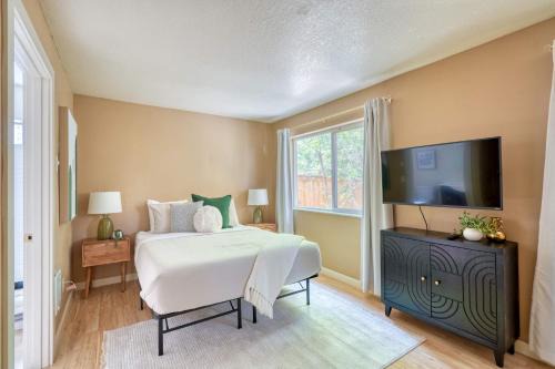 Corbett - Terwilliger - Lair Hill Apartment | Stay Portland - Peaceful Johns Landing Studio - Near OHSU