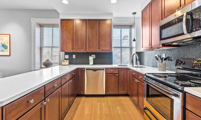 St. Louis Apartment | Stay STL-Great Location-Parking-Balcony-Pets