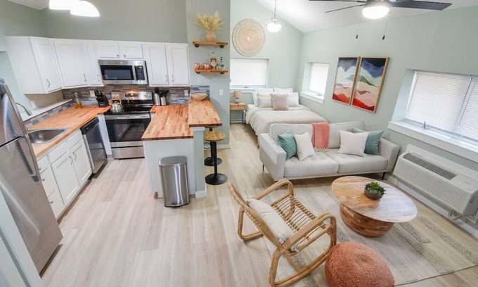 Lawrence House | StayAwhile: Country Retreat, your Peaceful Lawrence Getaway!