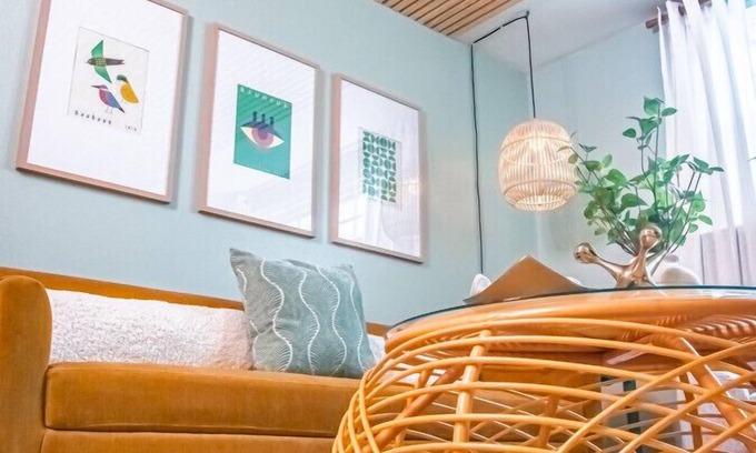 Oread Apartment | StayAwhile: The Bauhaus Retreat- 3Min walk Mass/KU