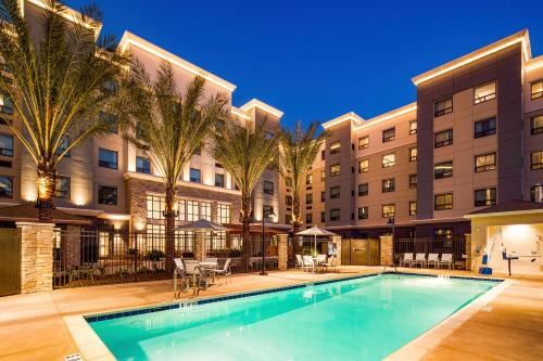 Irvine Business Complex Hotel | Staybridge Suites Irvine - John Wayne Airport by IHG