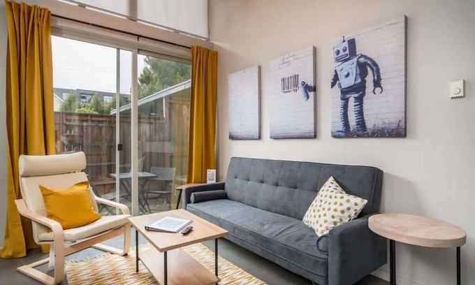 Belmont House | #StayInMyDistrict Buckman Bright Spacious Townhome