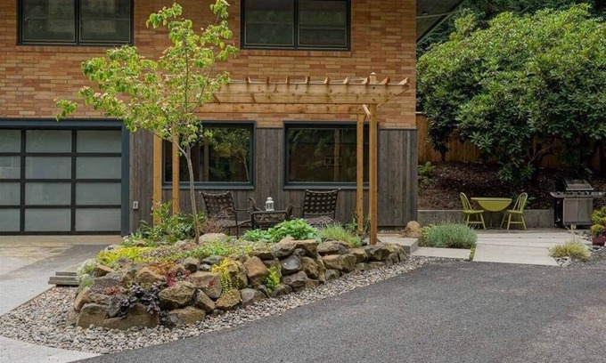 Hayhurst Apartment | #StayInMyDistrict Multnomah Village Modern Retreat
