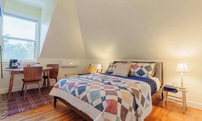 Alphabet Historic District Apartment | #StayInMyDistrict NWCozy+Central