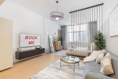 Dubai Sports City Apartment | StayShort - Amazing Studio Apartment in Frankfurt, Sports City