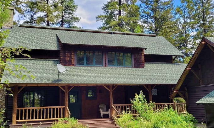 Mazama House | Steelhead Lodge in Mazama-Close to ski trails at the base of the North Cascades!