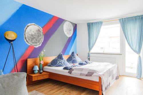 Neudorf-Nord Apartment | - Stellar Haven Deluxe with Cosmic Design - 3-Room Space-Themed Apartment 75 qm - Central Location - Balcony - Renovated 2024 with TV & Netflix - Full Kitchen - Free Parking - Near Metro & Airport - Galaxy-Inspired Interior -
