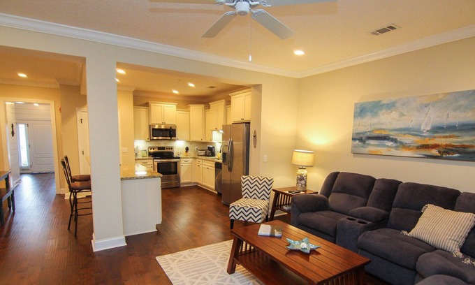 Epworth Acres House | Stellar townhome near everything fun on SSI!