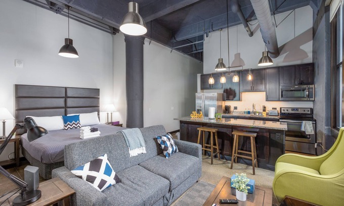 Pittsburgh Apartment | Steps 2 Everything! - KING Bed - Amazing Roof Gym