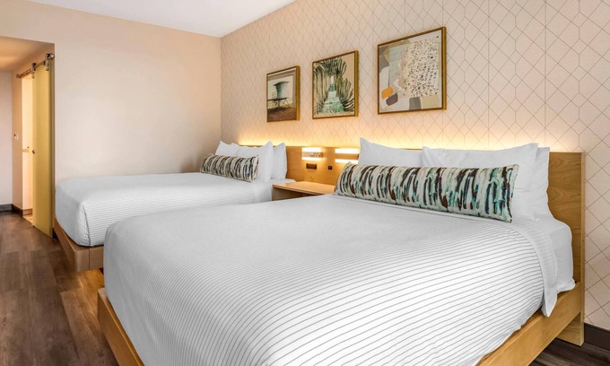 Lauderdale Beach Hotel | Steps from the Ocean | 2 Queens | Near Hugh Taylor Birch State Park