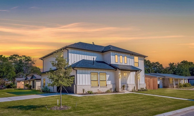 Arlington House | Steps to AT&T | Estate w/Hot Tub + Free Parking