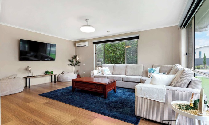 Surfside House | Steps to Beach & Local Shops | Myamba Sands