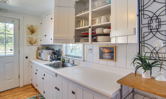 West Hyannisport Cottage | Steps to Eats & Craigville Beach! Cape Cod Cottage