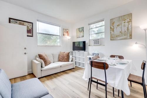 Riverside Apartment | Steps to Food and Shops Cozy Condo in Jacksonville!