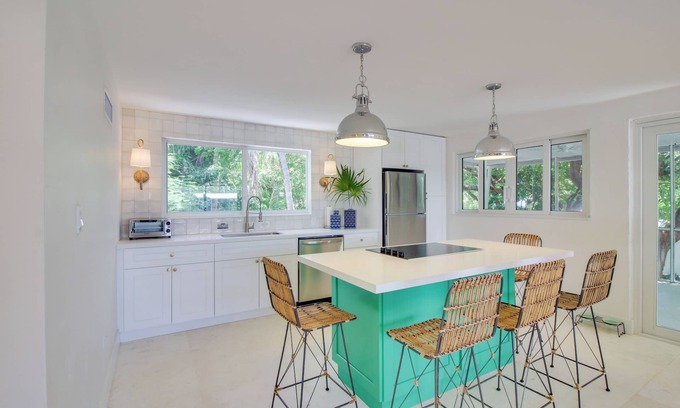 Tavernier Apartment | Steps to Gulf: Sleek Top-Floor Apt in Tavernier!