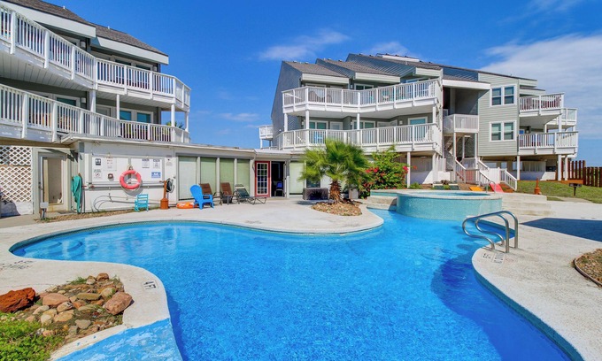 Port Aransas Condo | Steps to Shore: Condo w/Balcony in Port Aransas