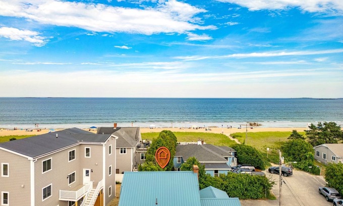 Ocean Park Apartment | Steps to the Beach! Dog & Fam. Friendly, Outdoor Shower & Lounge Area, Sleeps 6