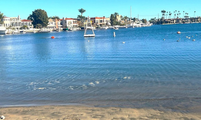 Belmont Shore House | Steps to the water, 2bd/2ba bay retreat, sleeps 6, AC, parking! All new & clean.