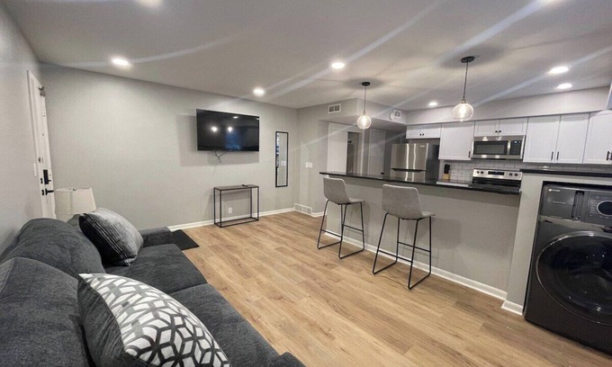 Joslyn Castle Apartment | Steps to UNMC, Free Parking, Heart of Omaha