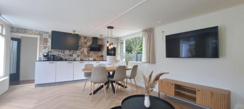 Heinkenszand Ski Chalet | Stijlvol chalet Zeeland - Sauna & omheinde tuin VP082