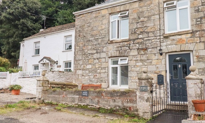 Pentewan Cottage | STILL WATERS, pet friendly, character holiday cottage in Pentewan