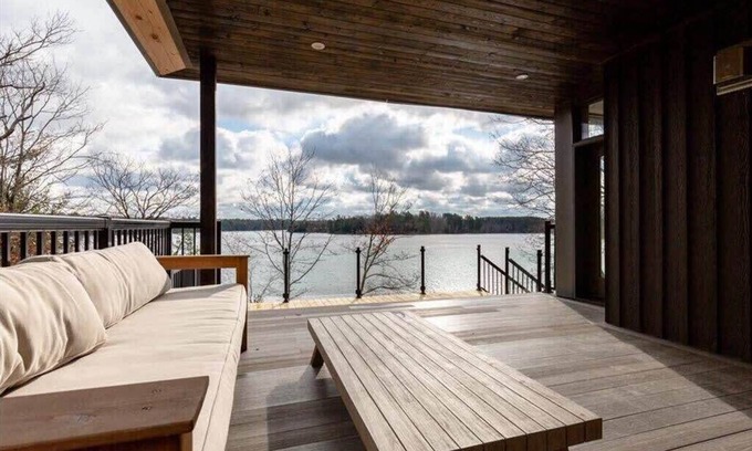 Seguin House | Stillness on the Shore - Fabulous family cottage