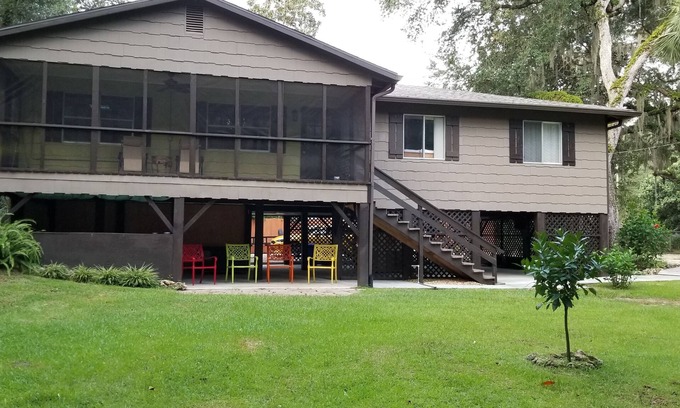 Homosassa House | Stilt home close to MacRaes, city dock, Wild Life Park.