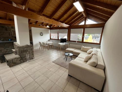 Hoehr-Grenzhausen Apartment | Stilvolle Wohnung mit Terasse und Garten